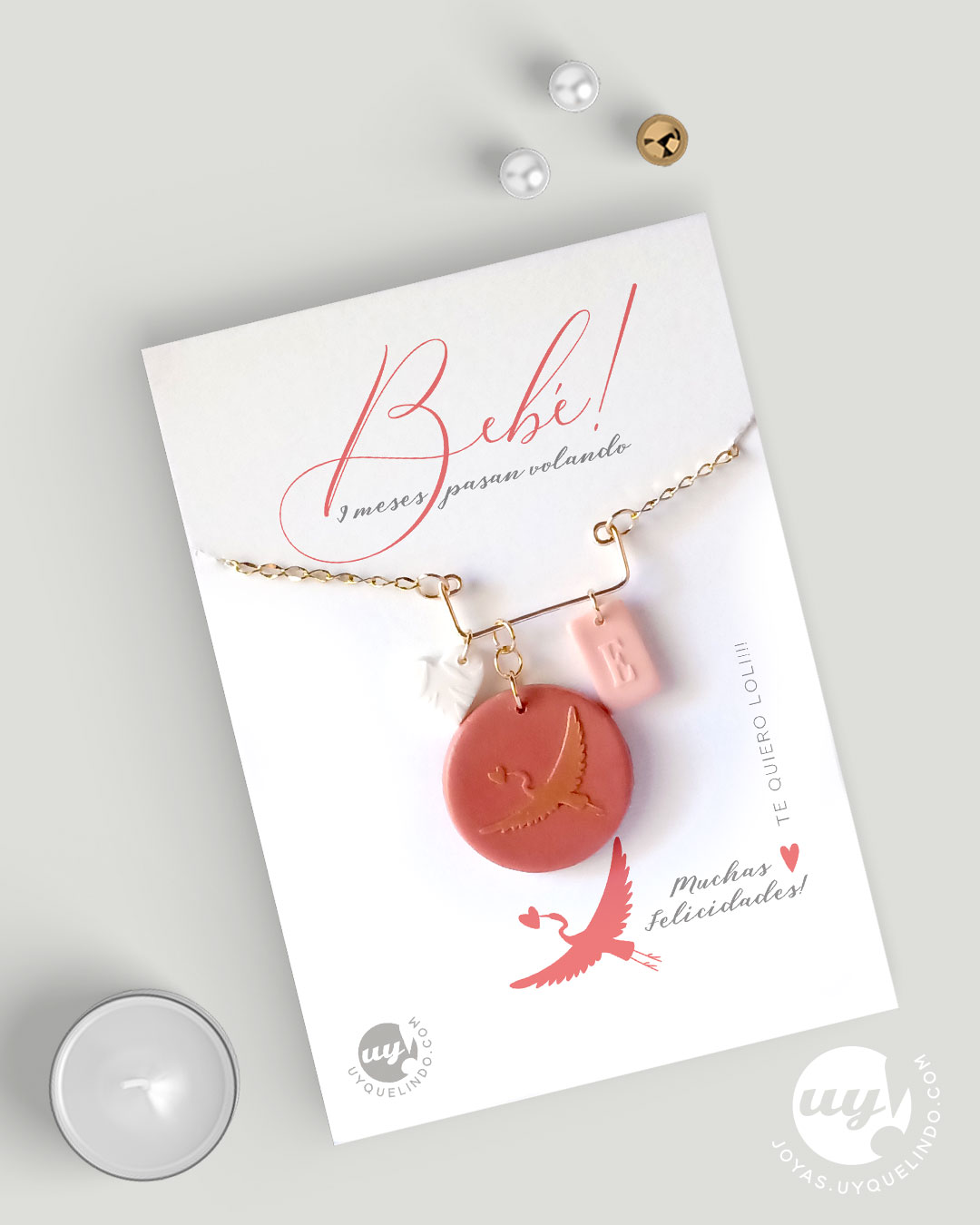 Collar de mamá con cigüeña e inicial – regalo de nacimiento personalizado
