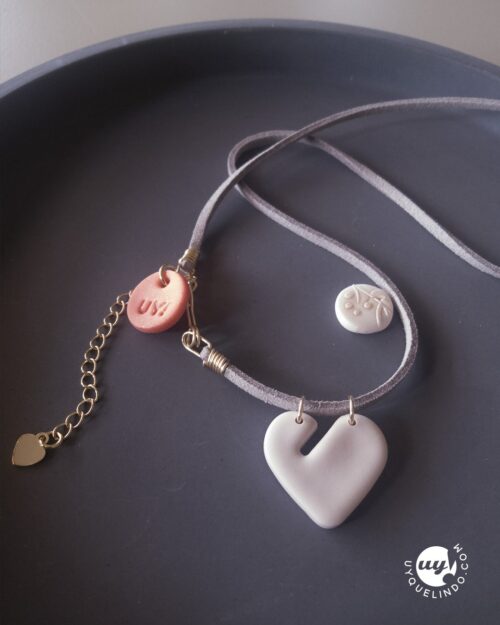 Choker de piel gris y dije de corazón geométrico