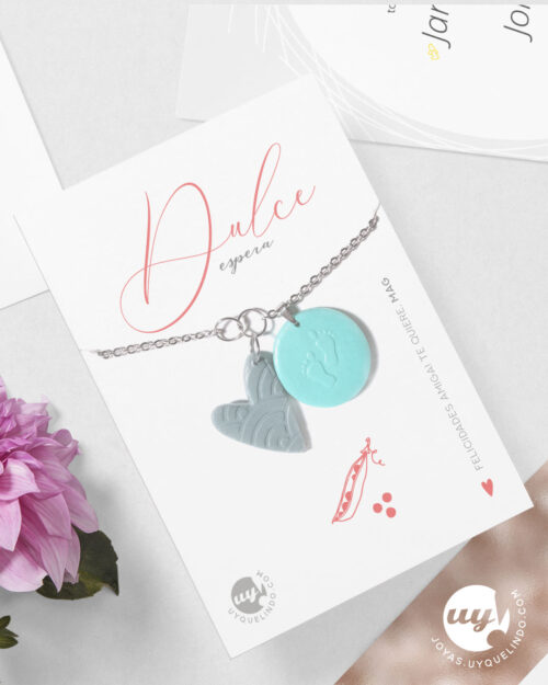 Collar con huellas de bebé y corazón