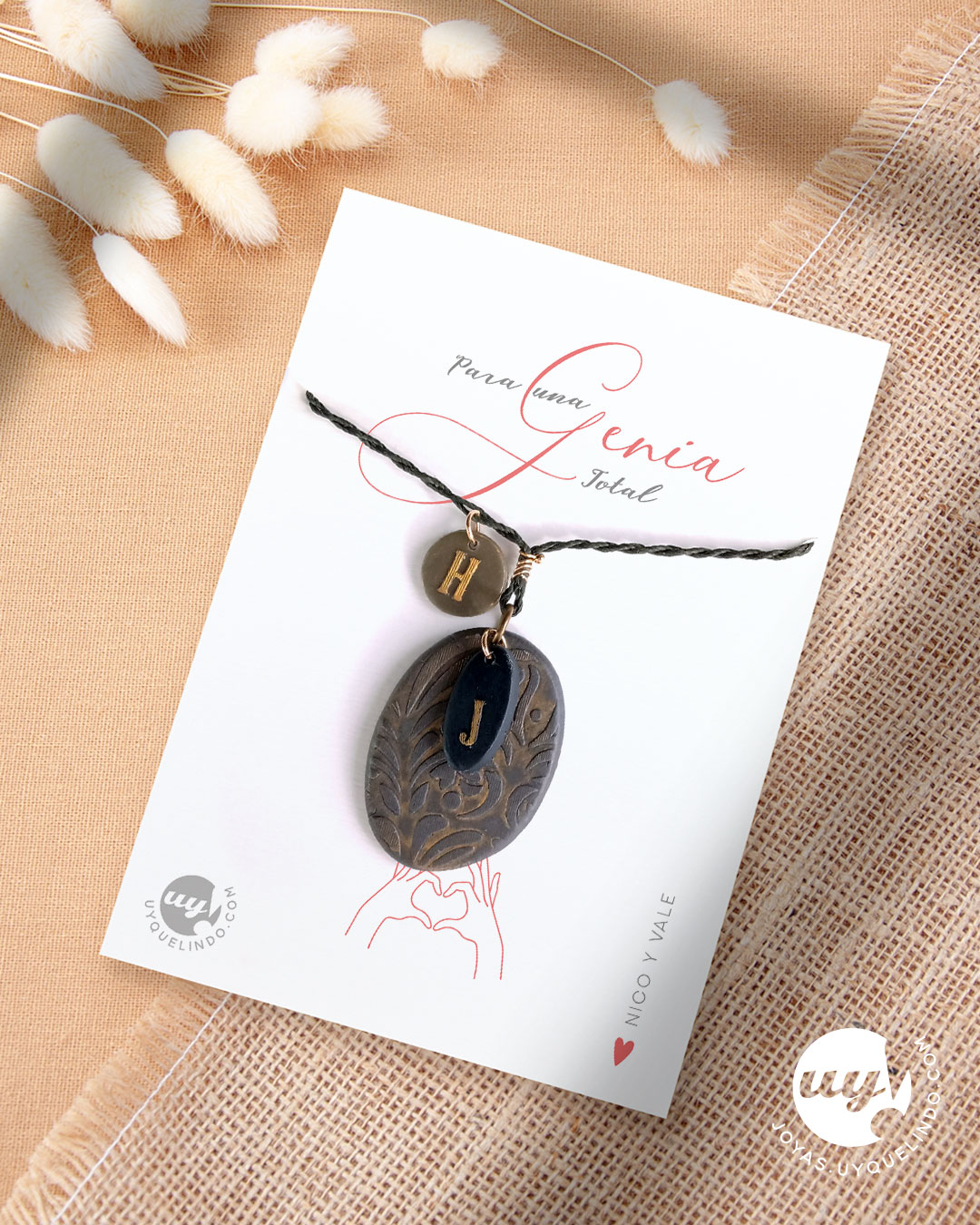 Collar boho chic con inicial y charms