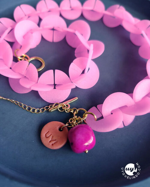 Choker de eslabones translúcidos rosa intenso con dijes a juego