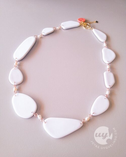 Collar Pebbles de arcilla y perlas – diseño orgánico en blanco con cierre dorado
