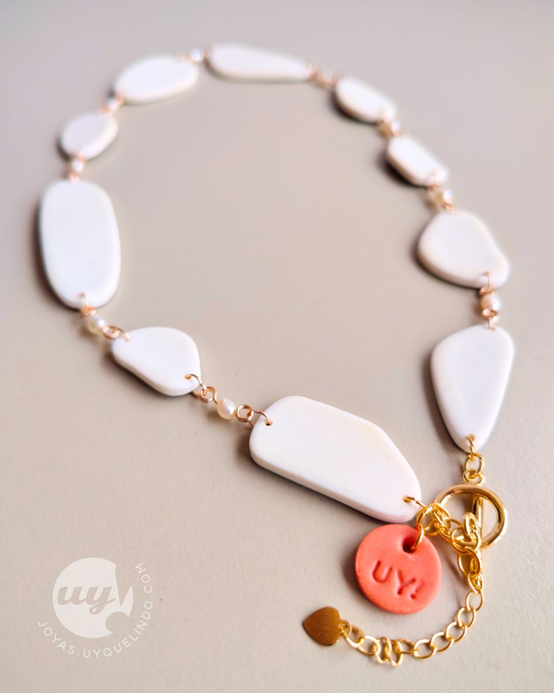 Collar Pebbles de arcilla y perlas – diseño orgánico en blanco con cierre dorado