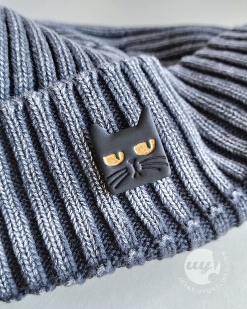 Pin de gato negro sospechoso