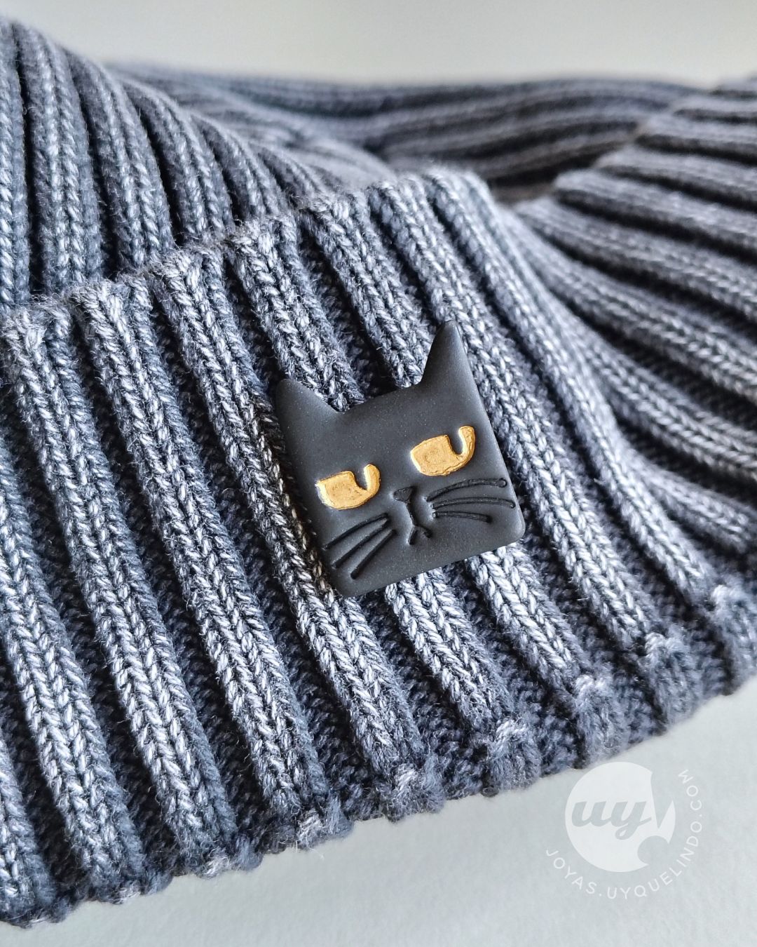 Pin de gato negro sospechoso